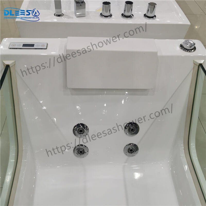 standalone tub with jets